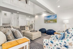 Living area - 4 bedroom home on the golf course with expansive views from the back deck. Pet friendly (Bald Head Island)