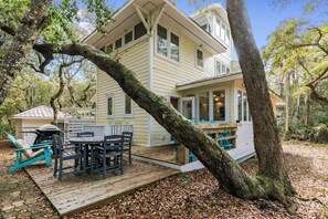 Outdoor dining - 4 bedroom home on the golf course with expansive views from the back deck. Pet friendly (Bald Head Island)