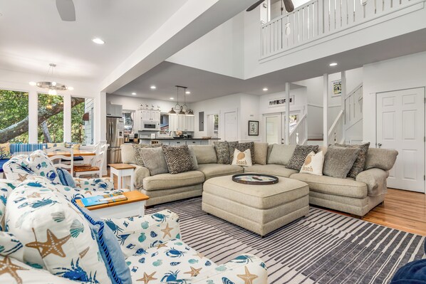 Living area - 4 bedroom home on the golf course with expansive views from the back deck. Pet friendly (Bald Head Island)