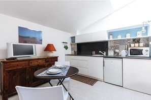 Microwave, stovetop, coffee/tea maker, cookware/dishes/utensils - shell Maqueda, bright and quiet apartment in the heart of the city (Palermo)