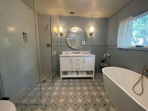 Hair dryer, towels, toilet paper - The Keeper on Lake Texoma: 3 bedroom, 2 bath retreat near beach (Pottsboro)