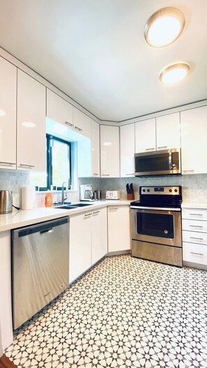 Kjøleskap, mikrobølgeovn, ovn og kokeplater