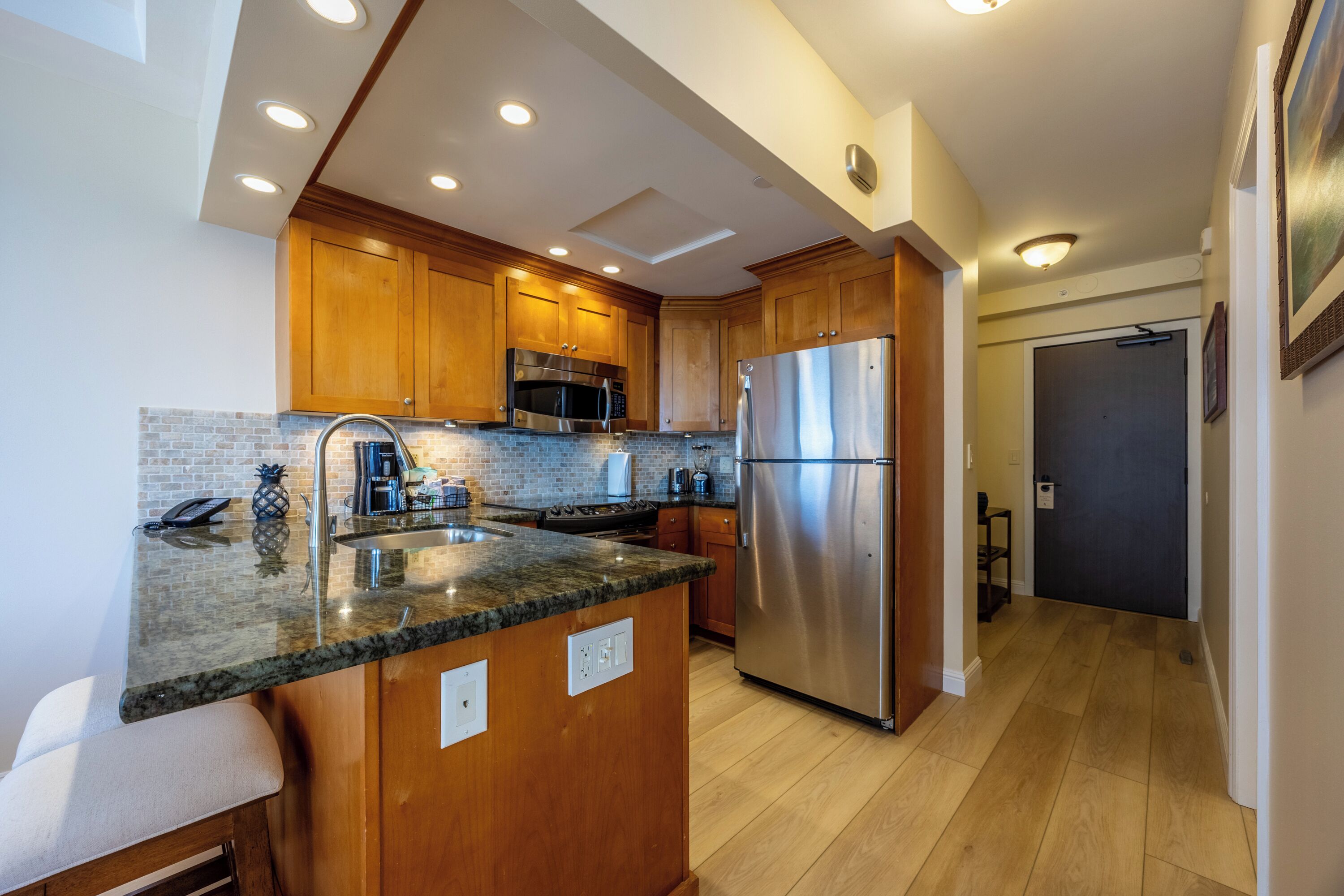 Kjøleskap, mikrobølgeovn, ovn og kokeplater