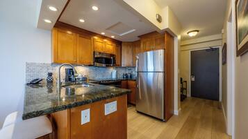 Kjøleskap, mikrobølgeovn, ovn og kokeplater