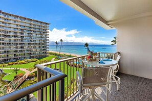 Outdoor dining - Ocean View steps from beach, dining, shopping 513 (Lahaina)