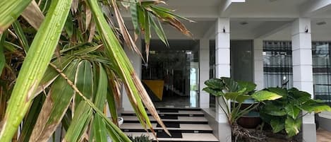 Vista frontal de la propiedad