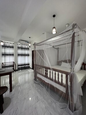 Skrivebord, blendingsgardiner og wi-fi (inkludert)