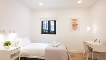 2 slaapkamers, een strijkplank/strijkijzer, gratis wifi, beddengoed