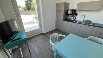 Frigorifero, forno, piano cottura, macchina per tè/caffè