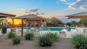 Utendørsbasseng og et oppvarmet basseng