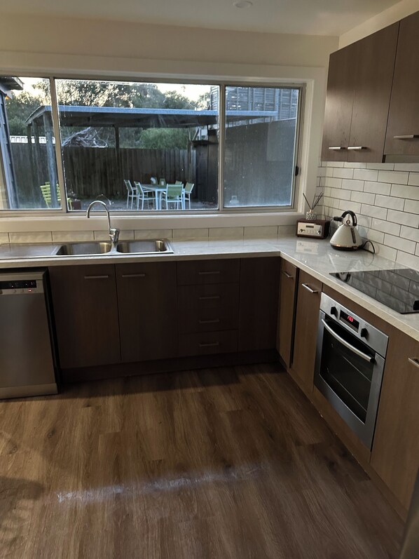 Refrigerador, microondas, horno y parrilla de estufa