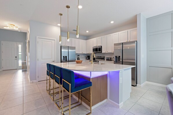 Microondas, lavavajillas y periquera