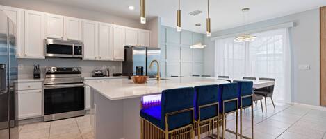 Micro-ondes, lave-vaisselle, chaise haute