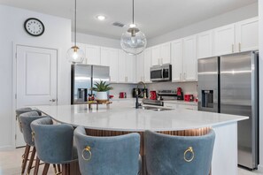 Een microgolfoven, een kookplaat, een vaatwasser, een broodrooster