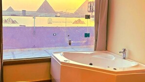 Desk, soundproofing, WiFi (free), bed sheets - Pyramids sun temple view Inn (Giza)