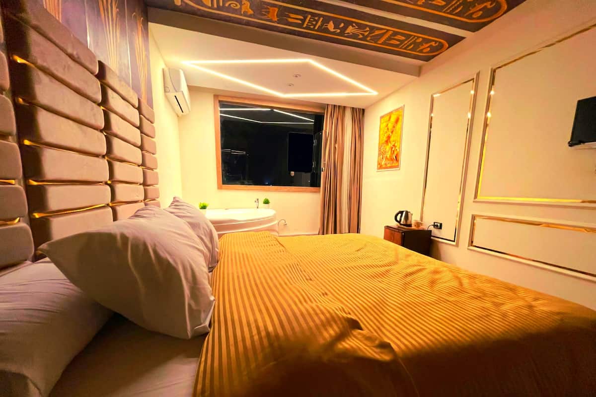 Desk, soundproofing, WiFi (free), bed sheets