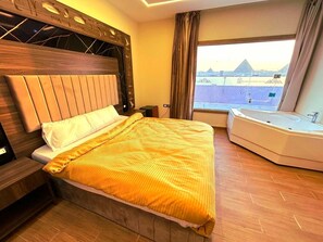 Klassieke tweepersoonskamer, 1 kingsize bed, hot tub, uitzicht op bergen | Een bureau, geluiddichte muren, gratis wifi, beddengoed