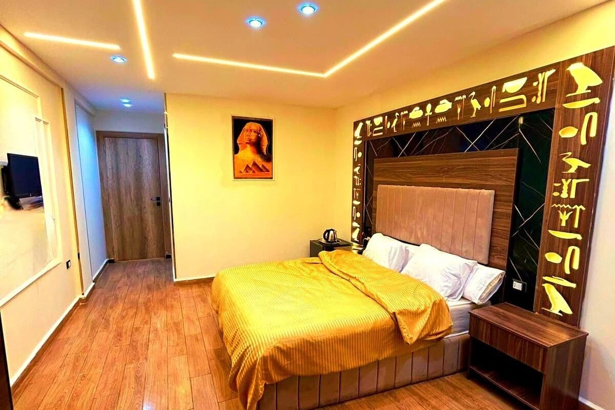 Classic Double Room, 1 King Bed, Hot Tub, Mountain View | Desk, soundproofing, WiFi (free), bed sheets
