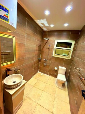 Hydromassage showerhead, free toiletries, slippers, towels - Pyramids sun temple view Inn (Giza)