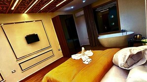 Superior Suite | Desk, soundproofing, WiFi (free), bed sheets - Pyramids sun temple view Inn (Giza)