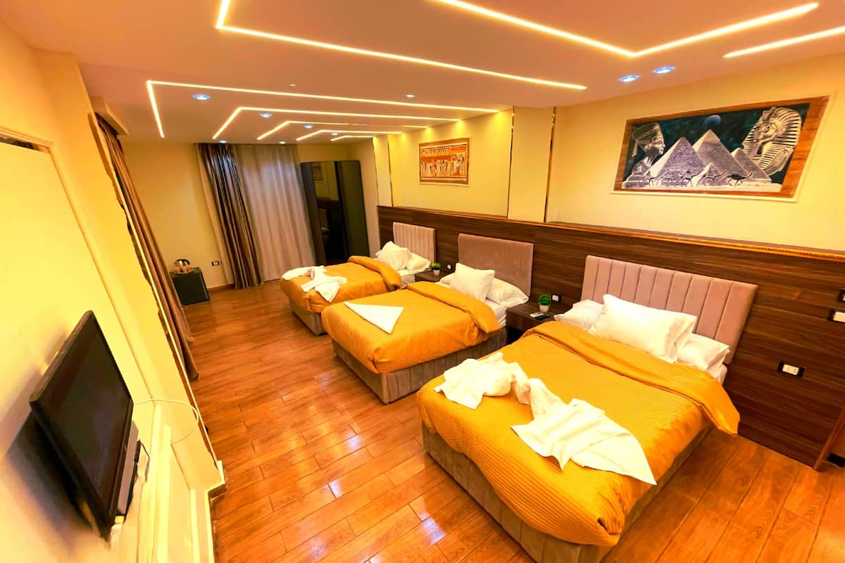 Luxury Triple Room | Desk, soundproofing, WiFi (free), bed sheets