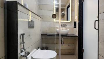 Executive Room, City View | Bathroom | Shower, hair dryer, slippers, towels