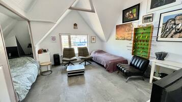 1 slaapkamer, een strijkplank/strijkijzer, wifi, beddengoed