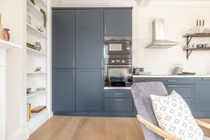 Frigorífic, microones, forn i placa de cuina 