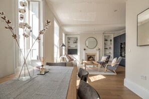 Smart TV, books - Hitchmans Mews - Stunning 2BD in Central Chipping Norton (Chipping Norton)