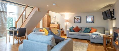 Smart-TV, Kamin, Bücher, Videothek