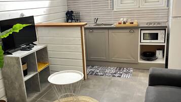 Jääkaappi, mikroaaltouuni, uuni, liesi