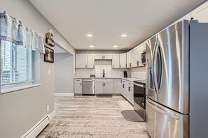 Fridge, microwave, oven, stovetop - Golden Gate Getaway - 4-Bed, 2-Bath Mountain Home (Black Hawk)