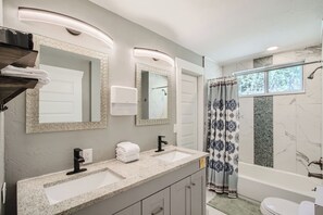 Douche, sèche-cheveux, serviettes fournies