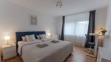 2 bedrooms, desk, WiFi, bed sheets