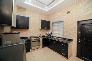 Microwave, oven, stovetop, cookware/dishes/utensils