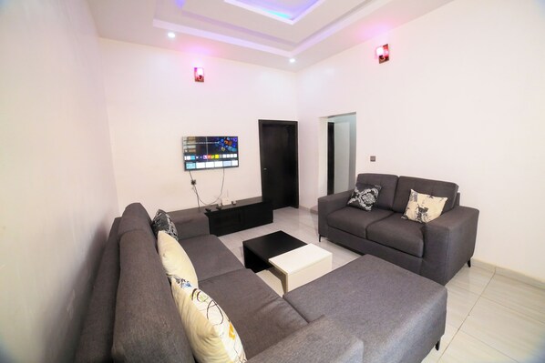 Smart TV - Charming 2-Bedroom House in Ajah with AC & WiFi (ajah)