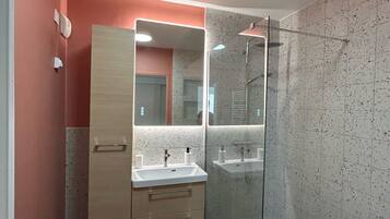 Asciugacapelli, asciugamani, sapone, carta igienica