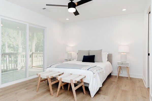 3 bedrooms, free WiFi, bed sheets - Modern Kentucky Lakefront Home + Dock (Murray)