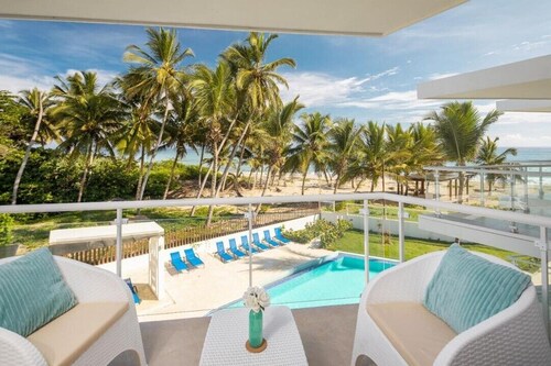 Direct View and Access to the Beach!