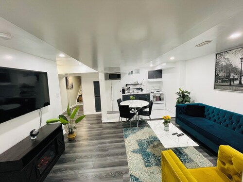 Luxury Chic 2BED End Unit in Central Brampton