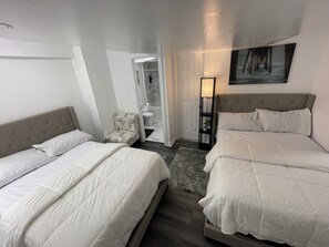 1 bedroom, iron/ironing board, WiFi, bed sheets - Luxury Chic 2BED End Unit in Central Brampton (Brampton)