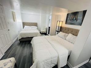 1 bedroom, iron/ironing board, WiFi, bed sheets - Luxury Chic 2BED End Unit in Central Brampton (Brampton)