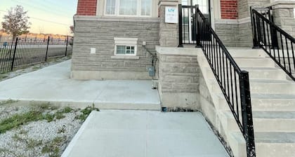 Luxury Chic 2BED End Unit in Central Brampton