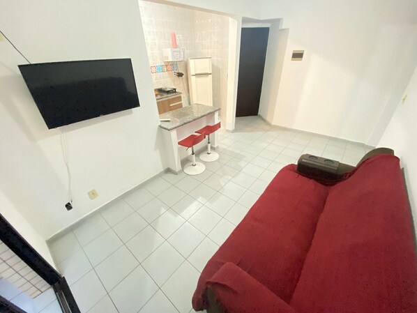 Apartment | Living area | 43-inch TV with satellite channels - Pé Na Areia Praia da Guilhermina III (Praia Grande)