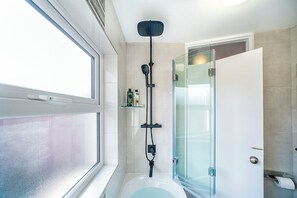Douche, sèche-cheveux, serviettes fournies