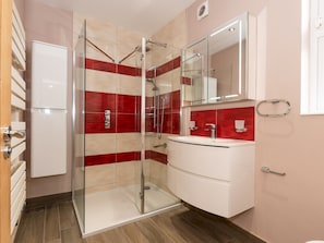 Douche, séchoir à cheveux, serviettes fournies