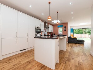 Geladeira, micro-ondas, fogão, lava-louças