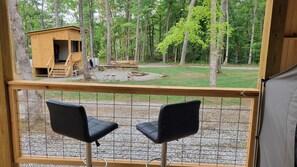 Terrace/patio - Ragnar's Retreat - Charming cabin in wonderful Pikeville with WiFi (Pikeville)
