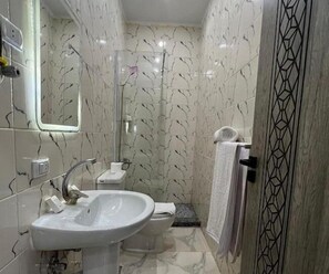 Chambre Double Familiale, balcon | Salle de bain