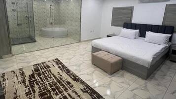 Deluxe Suite, Mountain View | Bar mini, kalis bunyi, Wi-fi percuma